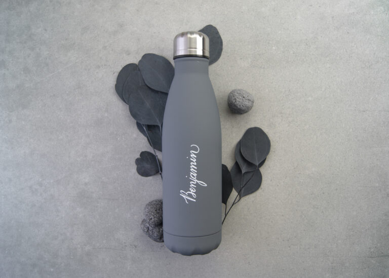 personalisierte kalligrafierte Trinkflasche mit Namen in grau von Federstil