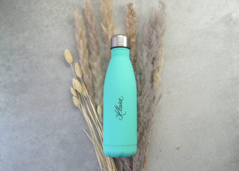 personalisierte kalligrafierte Trinkflasche mit Namen in mint von Federstil