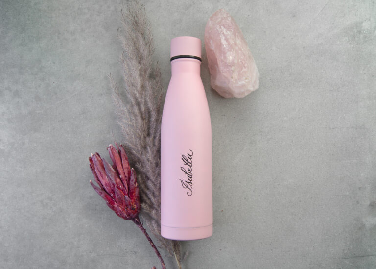 personalisierte kalligrafierte Trinkflasche mit Namen in rosa von Federstil