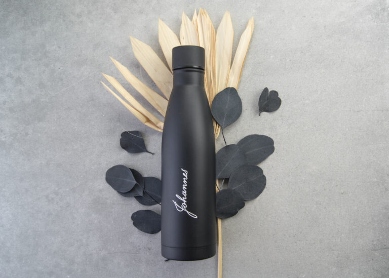 personalisierte kalligrafierte Trinkflasche mit Namen in schwarz von Federstil